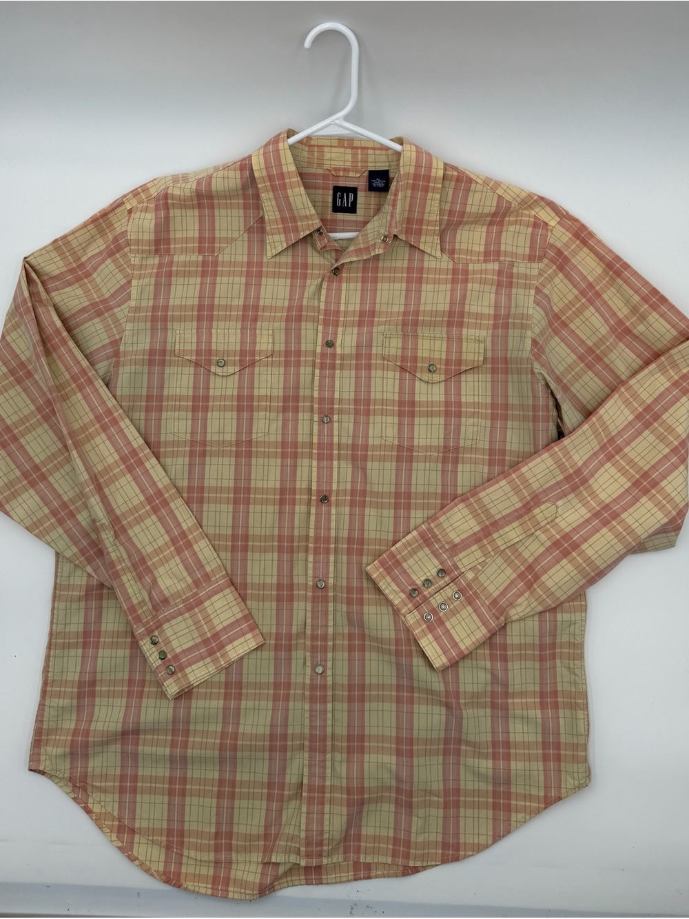 Men’s Gap pearl snap western shirt in a red and tan plaid pattern Sz XL